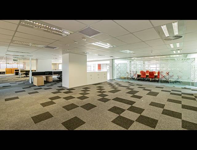 1,552M² OFFICE TO LET IN FERNDALE